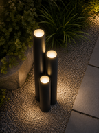 Ensemble de bornes lumineuses extérieures au design cylindrique en métal