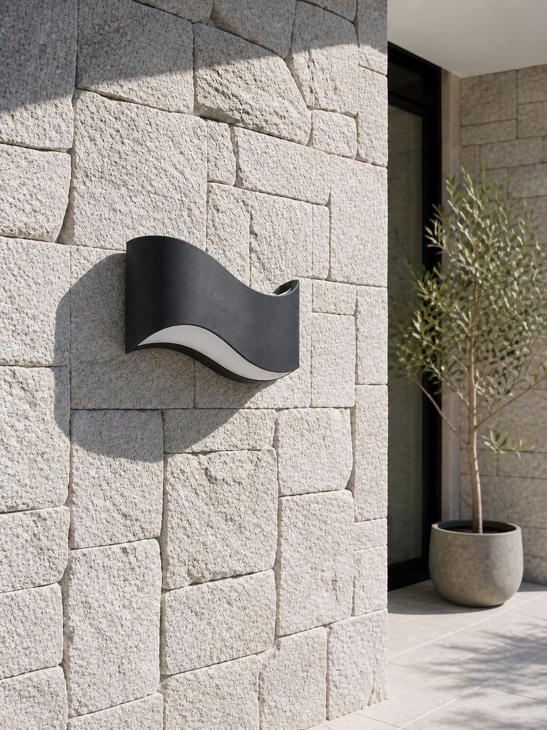 Lampada da Parete per Esterni con Schermo Curvo in Metallo e Design a Luce Nascosta