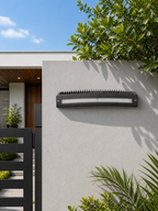 Applique murale extérieure avec diffuseur linéaire incurvé et structure métallique rainurée