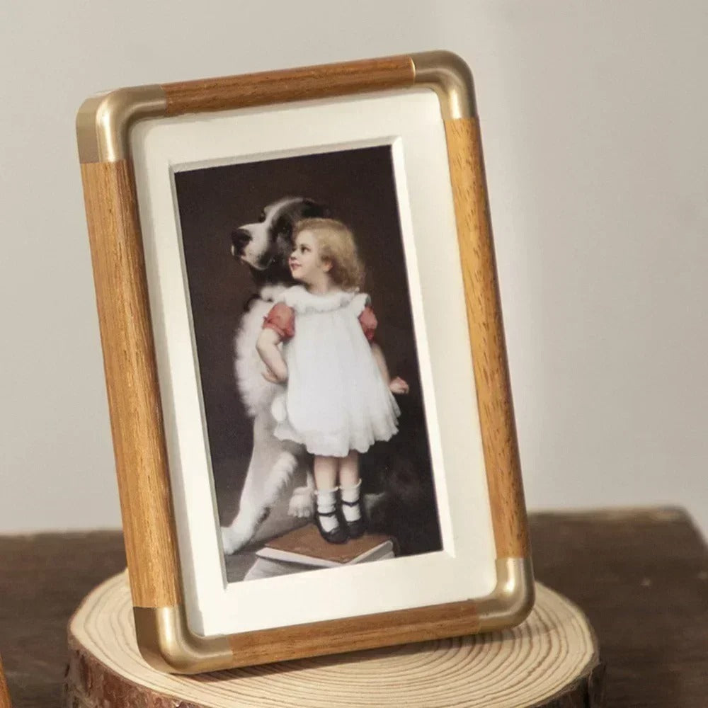 Brooks Cornice Foto | Legno Massello con Accenti in Ottone, Stile Vintage e Minimalista