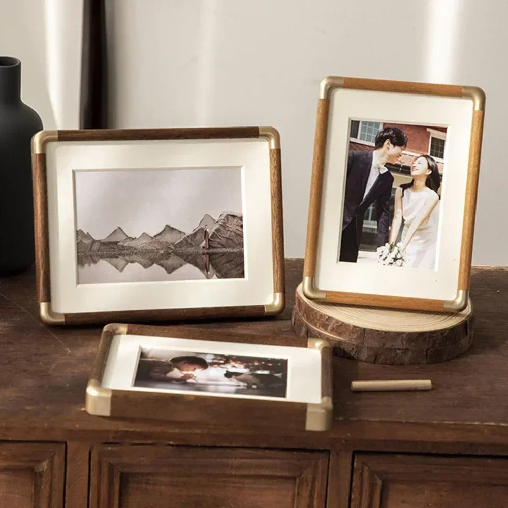Brooks Cornice Foto | Legno Massello con Accenti in Ottone, Stile Vintage e Minimalista