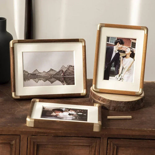Brooks Cornice Foto | Legno Massello con Accenti in Ottone, Stile Vintage e Minimalista