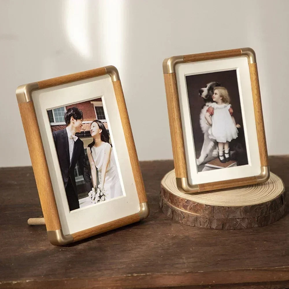 Brooks Cornice Foto | Legno Massello con Accenti in Ottone, Stile Vintage e Minimalista