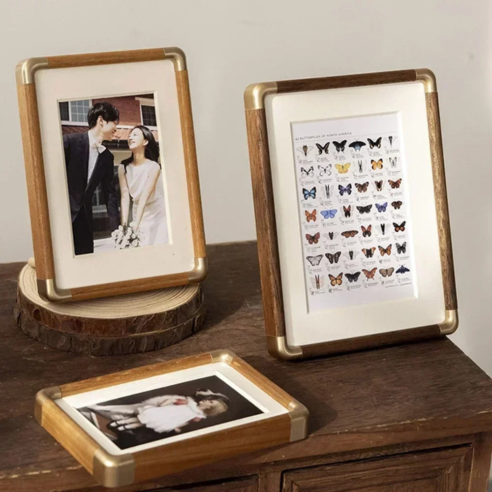 Brooks Cornice Foto | Legno Massello con Accenti in Ottone, Stile Vintage e Minimalista