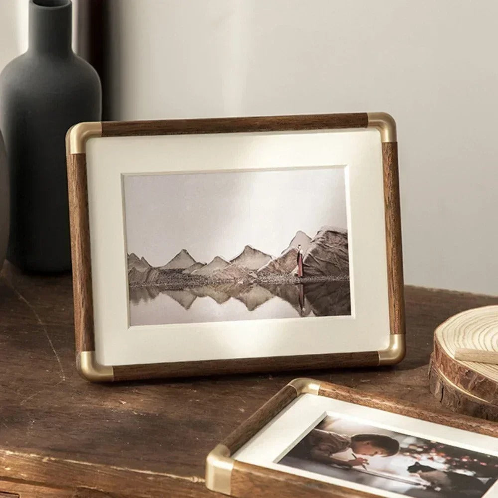Brooks Cornice Foto | Legno Massello con Accenti in Ottone, Stile Vintage e Minimalista