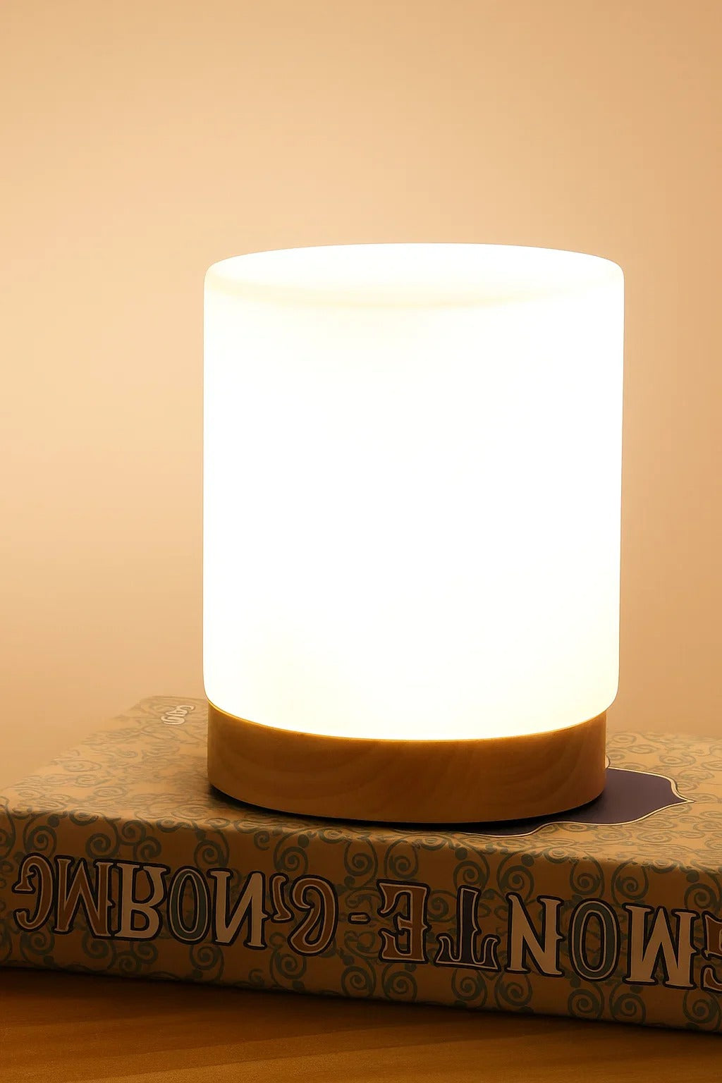 Lampe de table Luma | abat-jour en verre, base en bois, éclairage LED réglable